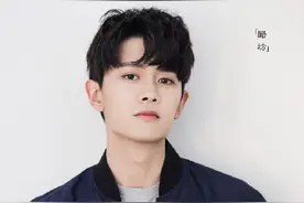 一任千面任嘉伦，黑色印花针织开衫搭配灰色上衣，帅气值爆表图片