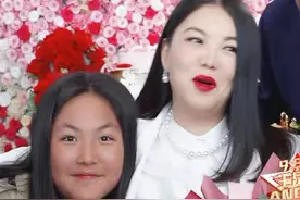 李湘一家三口直播同框，老公专程送玫瑰好浪漫，女儿黑到亲妈吐槽图片
