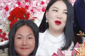李湘一家三口直播同框，老公专程送玫瑰好浪漫，女儿黑到亲妈吐槽图片