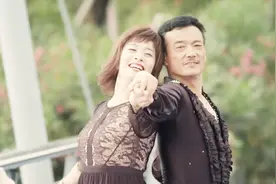 单身贵妇和时尚大爷户外拍写真，照片美轮美奂，但大妈却来砸场子视频封面