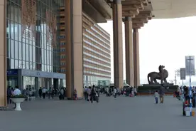 中国建的亚洲第一大火车站，投资300多亿元，占地70万平方米图片