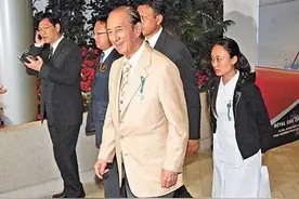 拿走赌王上亿财产，转身嫁初恋，相貌平平的邓咏诗比你想得更聪明图片