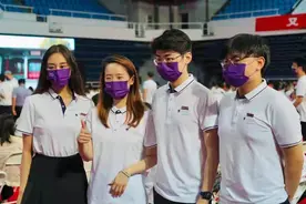 赌王四太真会教孩子！何超欣成清华研究生，穿校服美成校花没架子图片