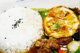 外卖13元“红烧排骨”套餐饭，排骨汤汁拌着米饭吃，能吃好几碗饭