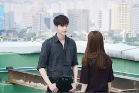 智慧的女人，能看破男人的自私，也能看透男人的脆弱图片