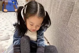陈赫4岁女儿正脸罕曝光，脸蛋肉乎小眼睛像爸，穿2万潮鞋太奢侈图片