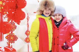 张凯丽穿搭真接地气！红色羽绒服保暖简约，搭配细绒帽子真喜庆图片