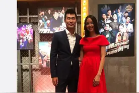 王仕鹏与1.82米世界小姐合影，激动到字都打错了，网友：手放哪？图片