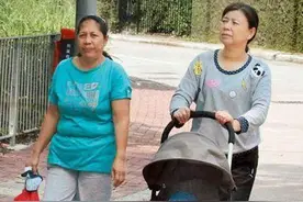 郭晶晶妈妈才是真贵妇！裙子外披围巾好端庄，“鹰钩鼻”挺特别的图片