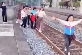 铁轨上摆拍玩得嗨，广元八位广场舞大妈被行政处罚图片