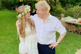 英首相约翰逊公布婚纱照，深情注视小23岁新娘，第一夫人脚趾真长图片