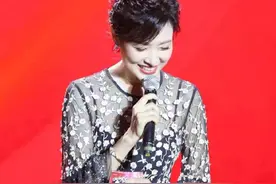 51岁周涛终于高调，穿碎花裙减龄还不够，精美编发少女感太明显图片