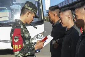 优中选优：直击福建武警士官选晋图片