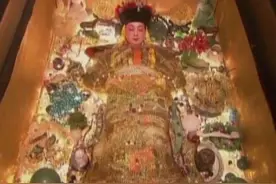 慈禧太后下葬时臭气熏天，陵墓被盗时慈禧“诈尸”，专家揭秘真相图片