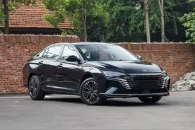 没想到，满油能跑1200km的奕炫MAX，坐拥B级车空间，才11.99万图片