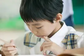 3岁背诗百余首、5岁就会乘除法，初中却成绩垫底，父母坑儿不自知图片