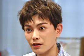 丁禹兮带虞书欣立牌扫楼，在路人的原相机镜头下，真实颜值是这样图片
