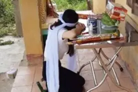 泪目！疫情之下有家不能回，越南女孩在隔离区内为母亲设灵堂图片