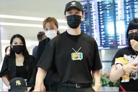 黄晓明罕见携儿子走机场，一身黑色洋气又减龄，儿子小海绵好清秀图片