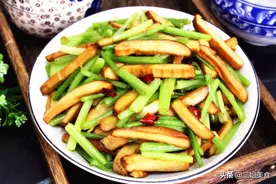 炒芹菜，牢记别直接下锅炒，大厨：多加一步，芹菜又脆又绿，好吃图片