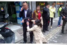 因丈夫出轨，宝妈跪地恳求离婚，丈夫却不愿意：为了孩子不能离图片