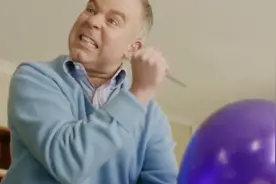 小伙气球过敏，给孩子吹了个气球就去世了，大家讨论怎么追究责任视频封面