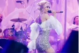 蔡依林好开放！粉发搭露肩衣衣服亮了，二次元少女这次又开眼界了图片