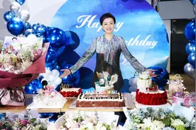 70亿富婆杨澜庆生！一次吃8个蛋糕好奢侈，肚腩突出双下巴明显图片