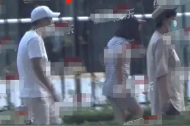 张嘉译携妻女外出吃饭，病情越发严重，走路完全直不起身让人心疼图片