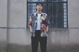 李现反戴棒球帽搭配头巾，造型尽显硬朗痞帅，单眼皮超级迷人图片