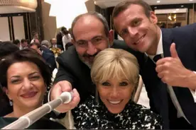 67岁布丽吉特又撒娇！躺在丈夫怀里玩自拍，可爱样子逗笑马克龙图片