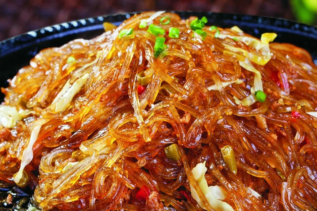 铁板水晶粉丝家常做法：香辣过瘾，劲道爽滑，味道比饭馆还好