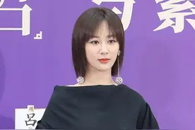 杨紫越来越成熟了，穿的稳重还端庄，看着都大气了不少图片