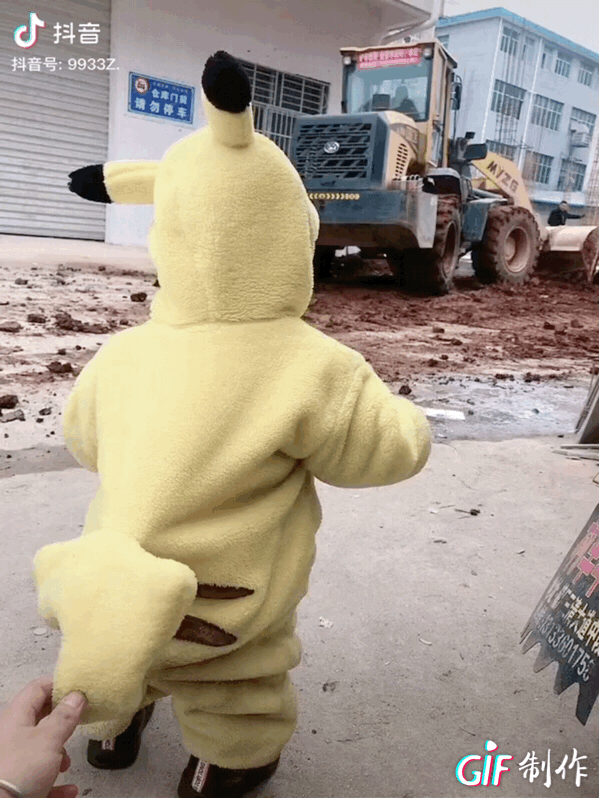 男孩能有多痴迷挖掘机？网友：你是在我家装了摄像头吗