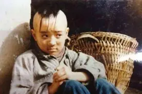 还记得当年的三毛吗？当红时因掉发隐退，今回归留长发帅到不敢认图片