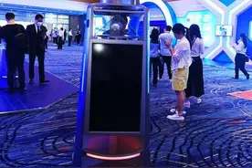 全球最大的服务机器人亮相科创大会现场图片