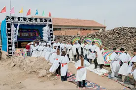 一串藏在门洞里的钥匙不翼而飞，导致老人殒命在独居的黑屋里图片