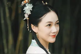 “安徽一姐”周群穿汉服好美，和美女同框无压力，气质柔美好温婉图片