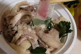 好恶心！外卖里吃出了带血创可贴，商家回应了图片