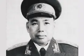 师长接新政委上任，见面愣住了：你不是我3年前那个小勤务兵吗？图片