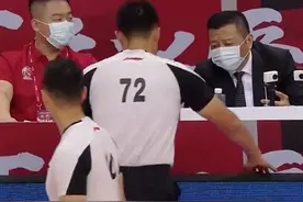 裁判2秒内三次吹停比赛两次启用录像回放，杨鸣：这时候较上劲了图片