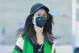 是冷是热？佟丽娅这一身看不懂，外面穿毛衣里面穿背心，为美够拼图片