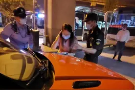 上海公交车上一女孩浑身酒气突然情绪失控，幸好暖心乘务员做了这件事！| 申晨间图片