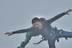 每天健身打卡“备战”奥陶纪极限荡绳 小伙子发誓“绝不惨叫”图片