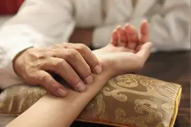 龟头发痒有白色分泌物，洗一洗就可以吗？图片