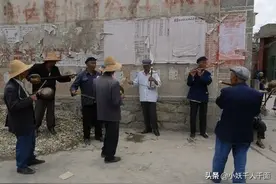 村里有个傻子！天天在村里晃悠，没出过村，死后全村人给他送葬！图片