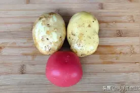 2个土豆1个西红柿，不炒不炖，我家就爱这么吃，每次都得做一大锅图片