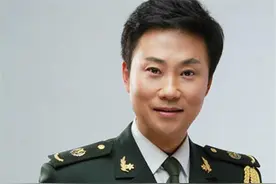 军旅歌手耿为华：娶小14岁女粉丝为妻，离婚那天和女儿抱头痛哭图片