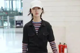 今秋火了一种穿法，叫“连体裤+打底衫”，时髦又减龄，太好看了图片