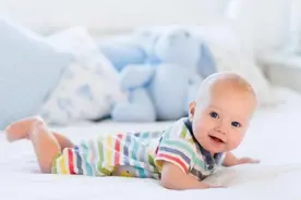 4个月的宝宝，大多会掌握四种“技能”，你家宝宝达标了吗？图片